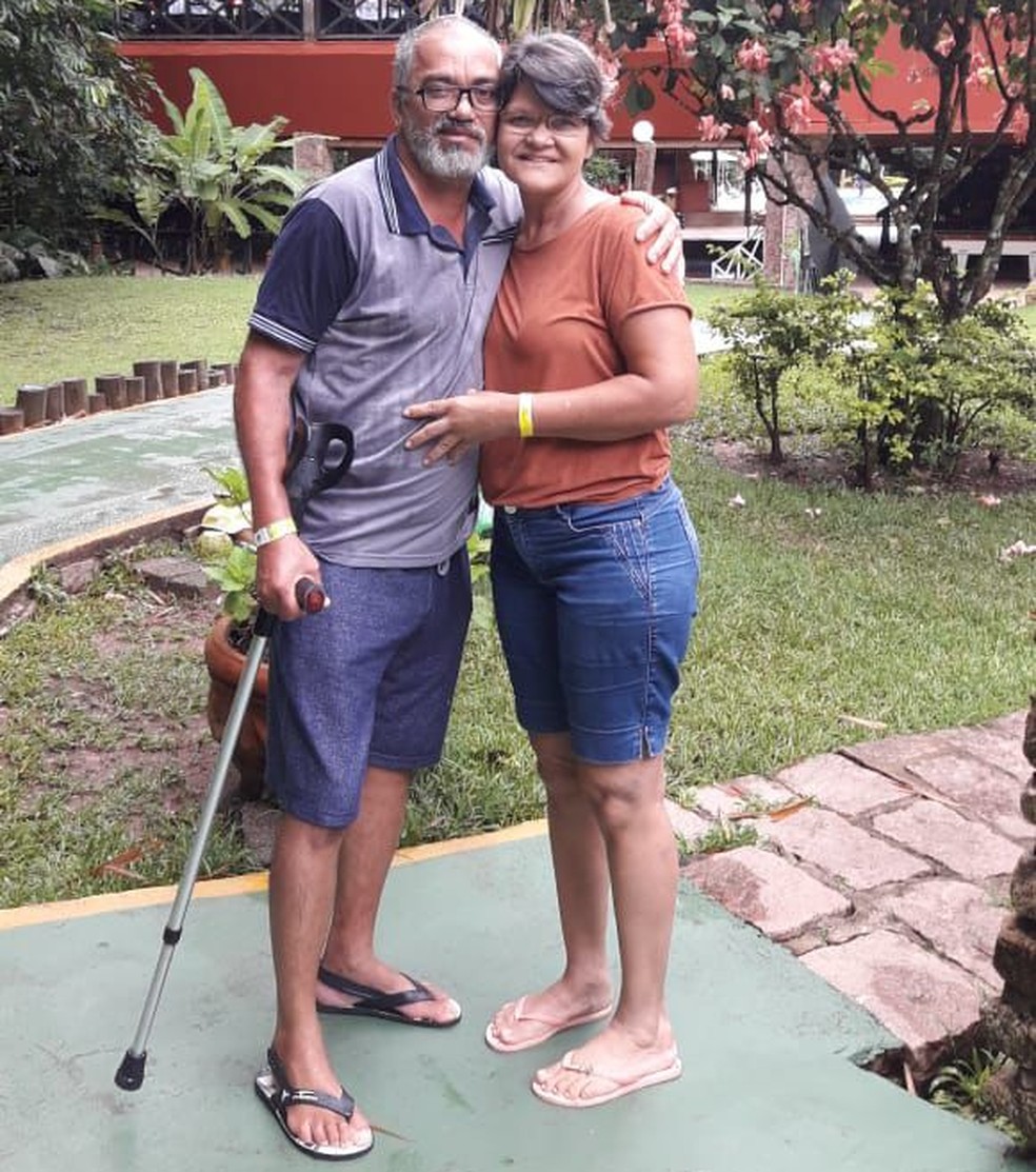 Paulo depois do segundo AVC, em 2021, e a esposa Maria Inês. — Foto: Arquivo pessoal