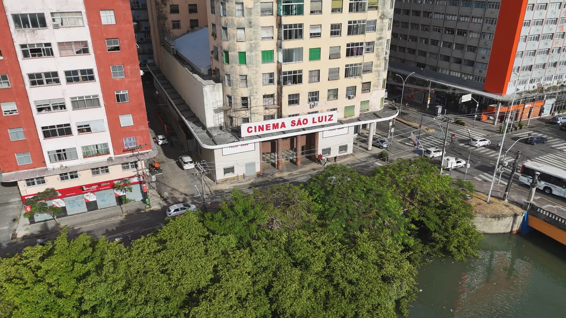 O Agente Secreto: filme teve cenas com até 200 figurantes e 169 veículos antigos; veja curiosidades do longa