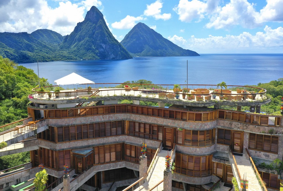 Resort "Montanha de Jade" se adapta à encosta da ilha de Santa Lúcia. — Foto: Divulgação/Jade Mountain