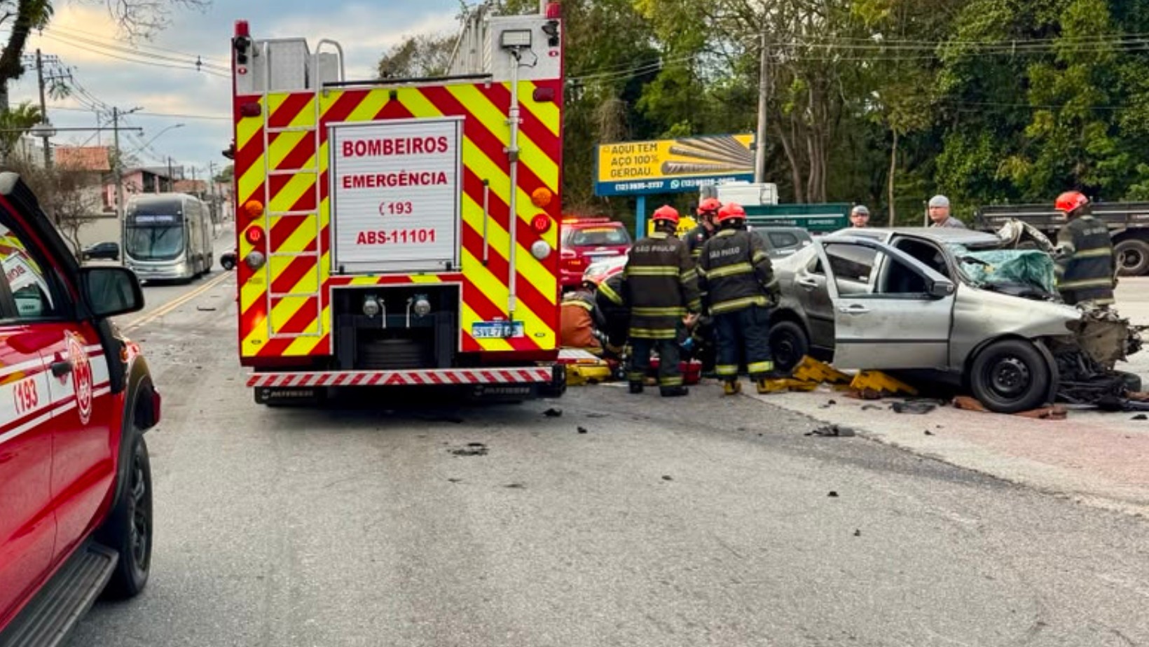 Colisão entre carro e ônibus deixa duas pessoas feridas em São José dos Campos, SP