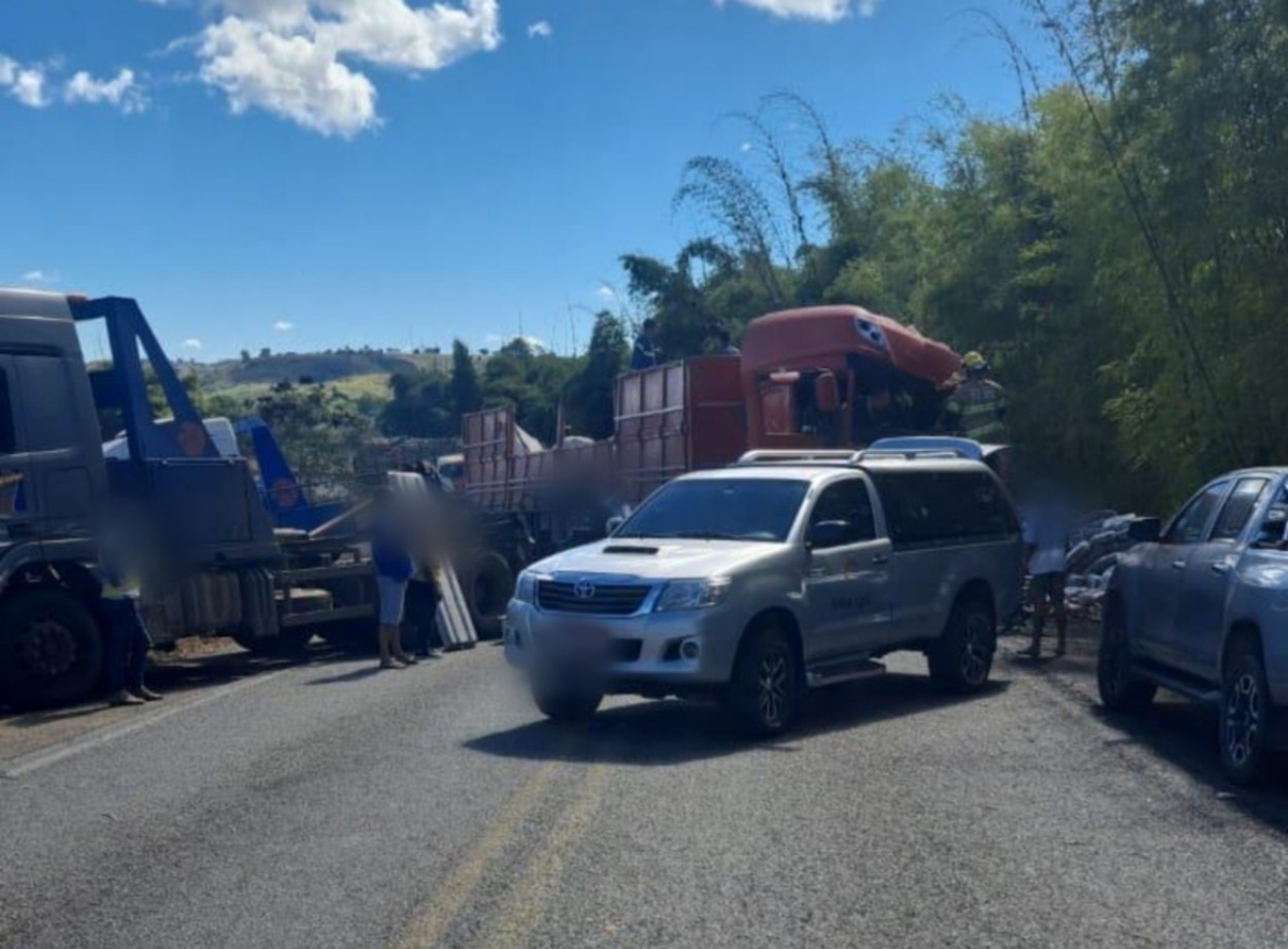 Caminhoneiro morre e carga de arroz fica espalhada pela MGC-418