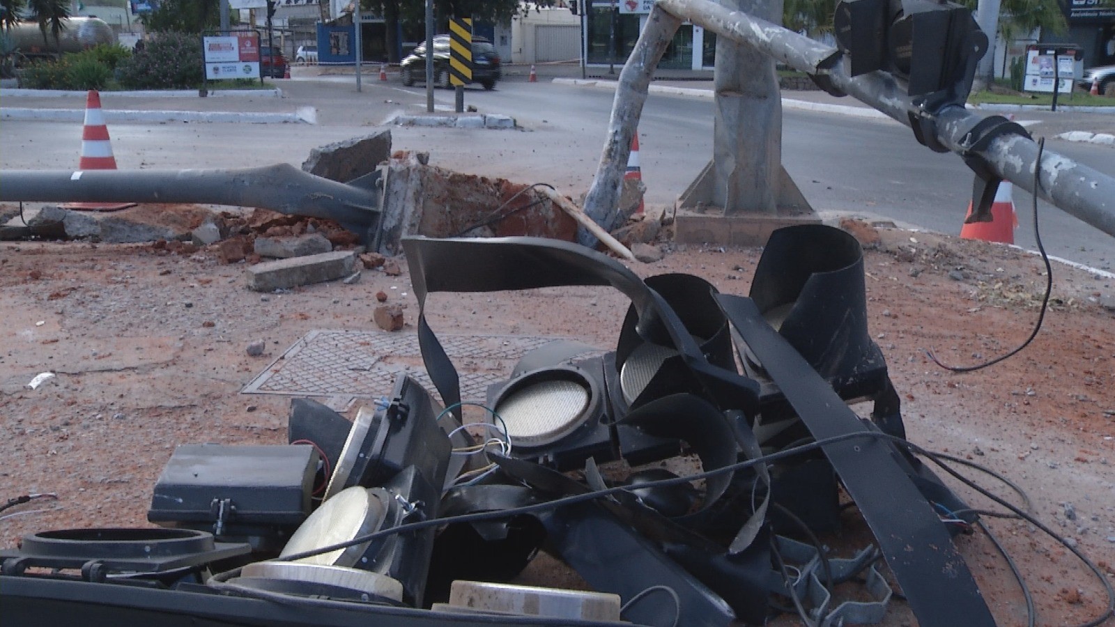 Motorista abandona caminhonete após atingir estrutura de semáforo em avenida de Montes Claros, diz polícia 