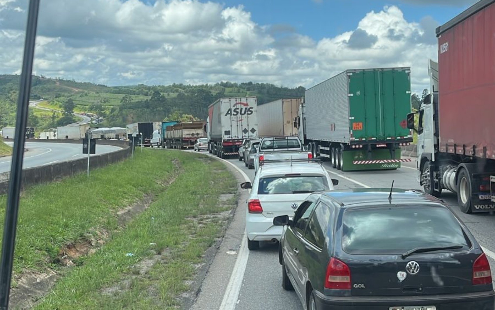 Pai e filho ficam feridos após bicicleta bater contra ônibus em Pouso Alegre; veja mais ocorrências