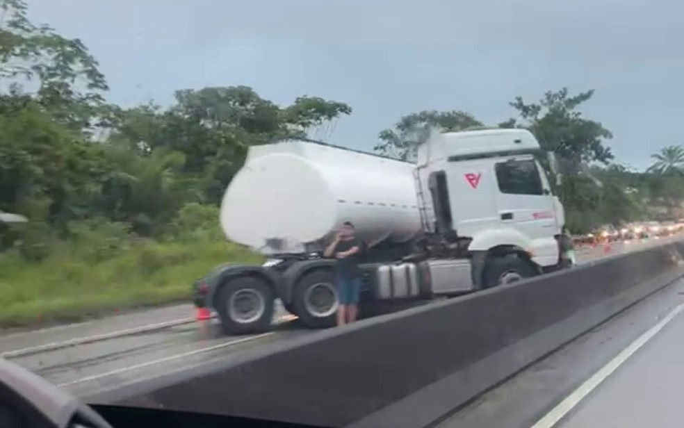 Acidente deixa trânsito lento na BR-101 em Sergipe — Foto: Reprodução redes sociais