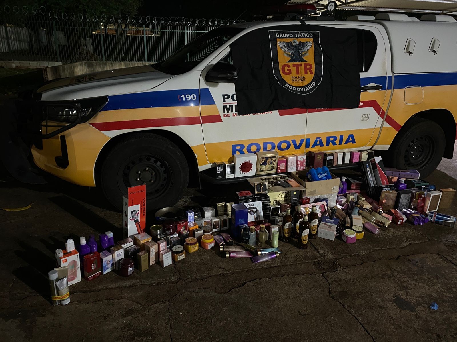 Perfumes, cremes e celulares irregulares apreendidos em rodovia mineira seriam vendidos em boates