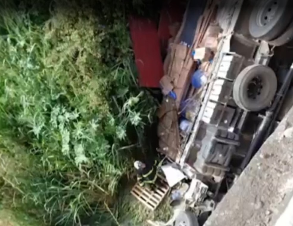 Caminhão cai de ponte após bater de frente com outro e motorista morre no sudoeste da Bahia — Foto: Reprodução/TV Sudoeste