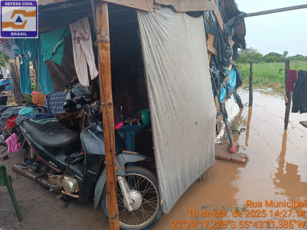 Ocupação foi invadida pela chuva em Guia Lopes da Laguna — Foto: Reprodução