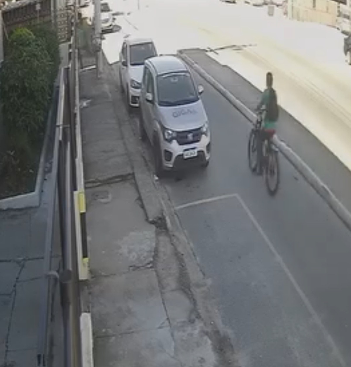 Ciclista é atingido por moto ao tentar atravessar via em São Pedro da Aldeia; VÍDEO
