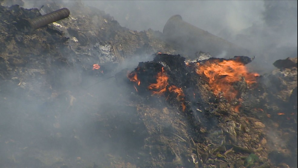 Fogo atingiu camadas mais profundas do terreno em chamas desde terça (6) — Foto: Reprodução