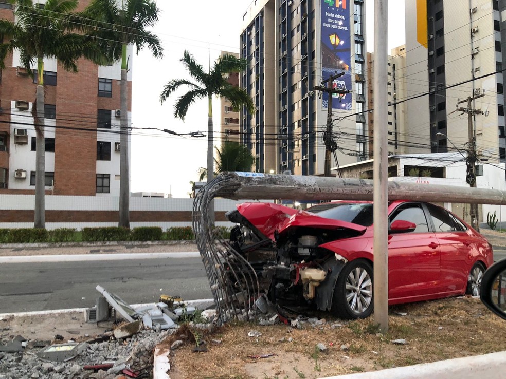 Veículo colide contra poste na Avenida dos Holandeses em São Luís — Foto: Neto Cordeiro/Grupo Mirante