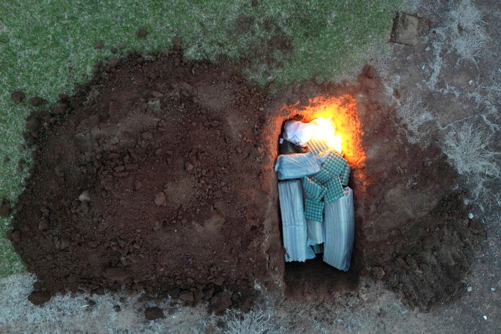 Caixas de ovos e outros itens são queimados em buraco no chão de granja na cidade de Montenegro, no Rio Grande do Sul, após a confirmação de caso de gripe aviária — Foto: REUTERS/Diego Vara