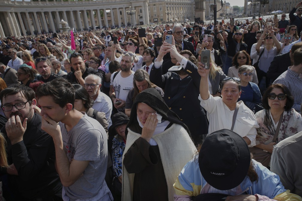Freira chora enquanto o corpo do Papa Francisco é levado para dentro da Basílica de São Pedro — Foto: Emilio Morenatti/AP