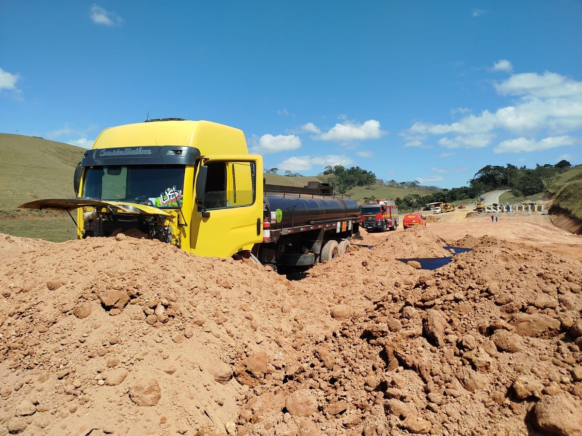 Caminhão-tanque perde os freios e derrama 13 mil litros de produto químico na BR-356 