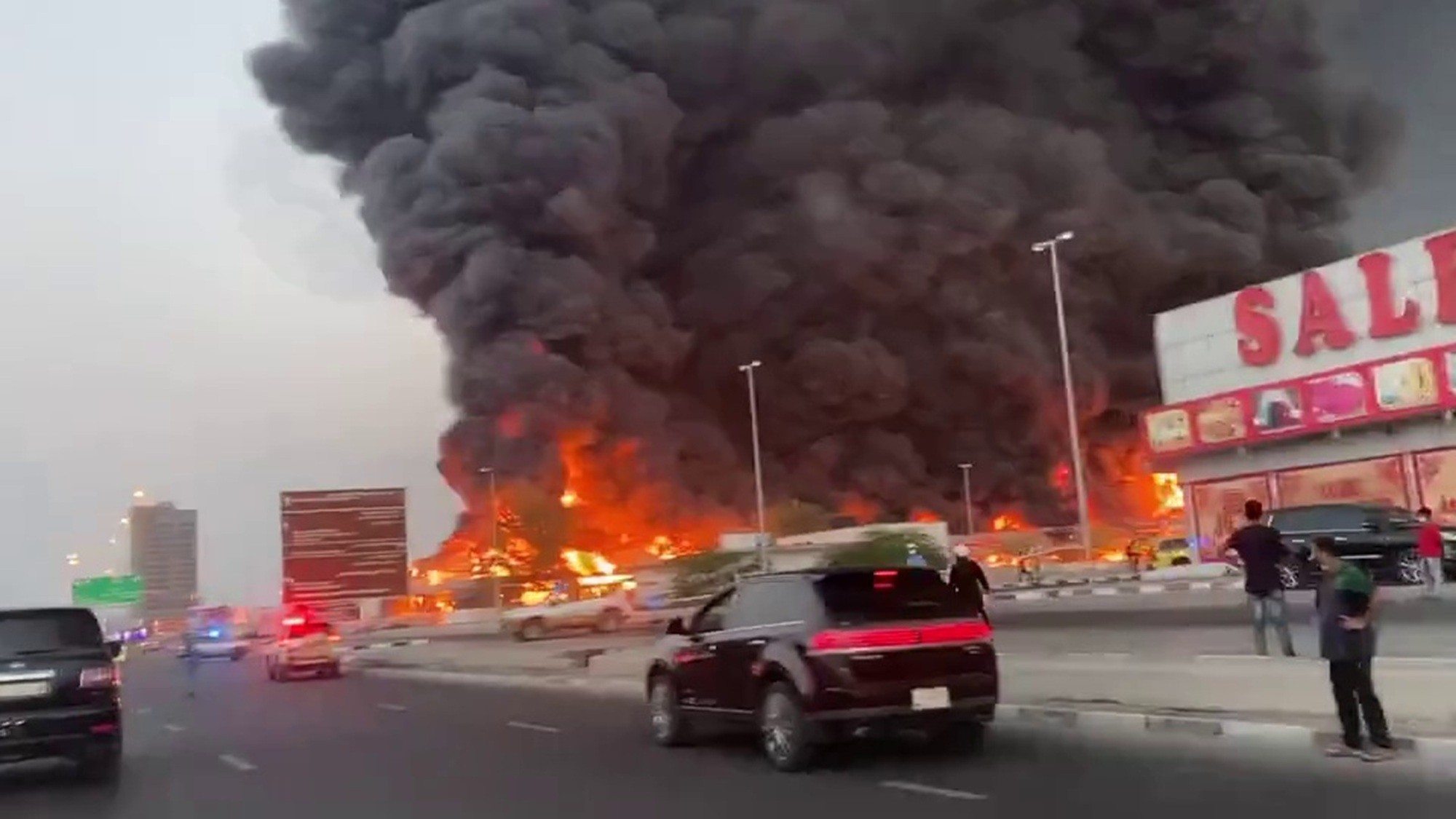 É #FAKE que vídeo mostre aeroporto de Dubai em chamas após ataque de drone; cena é de incêndio em mercado em 2020