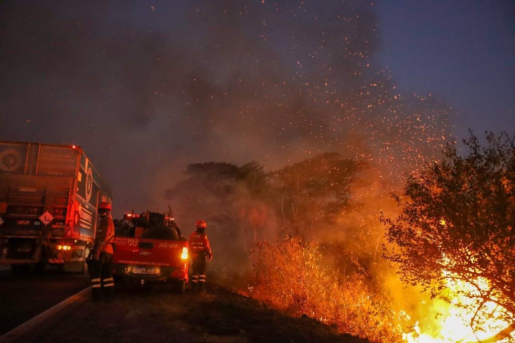 Brigadistas combatem focos de incêndios no período noturno em 6 regiões do Pantanal de MS