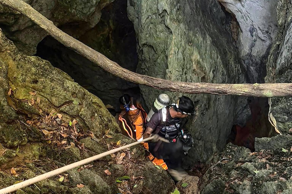 Imagem mostra equipe de resgate atuando em caverna no Laos — Foto: AFP