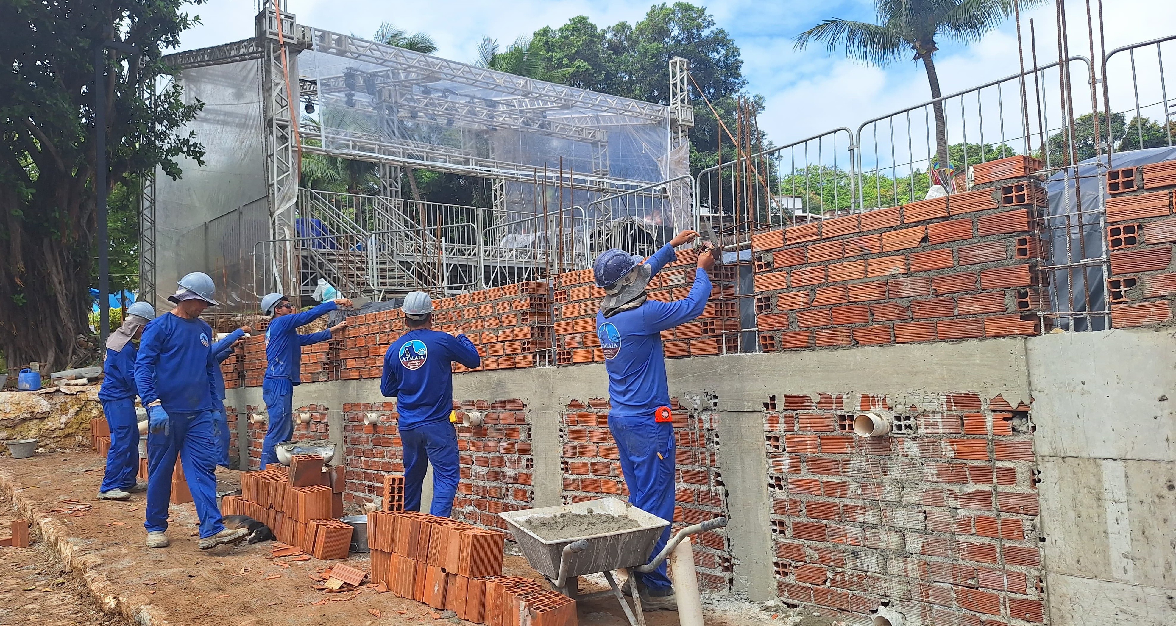 Reconstrução de parte do muro que desabou por causa da chuva em Fernando de Noronha está em fase de conclusão; programação de carnaval no local é confirmada