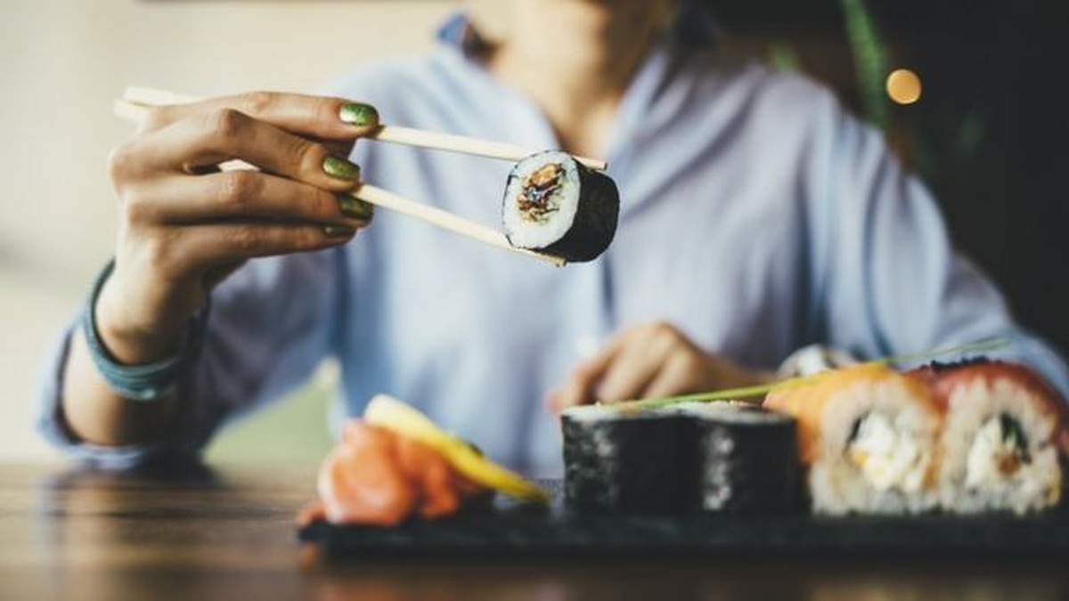 Mulher tem a mão quente para fazer sushi: fato ou fake?