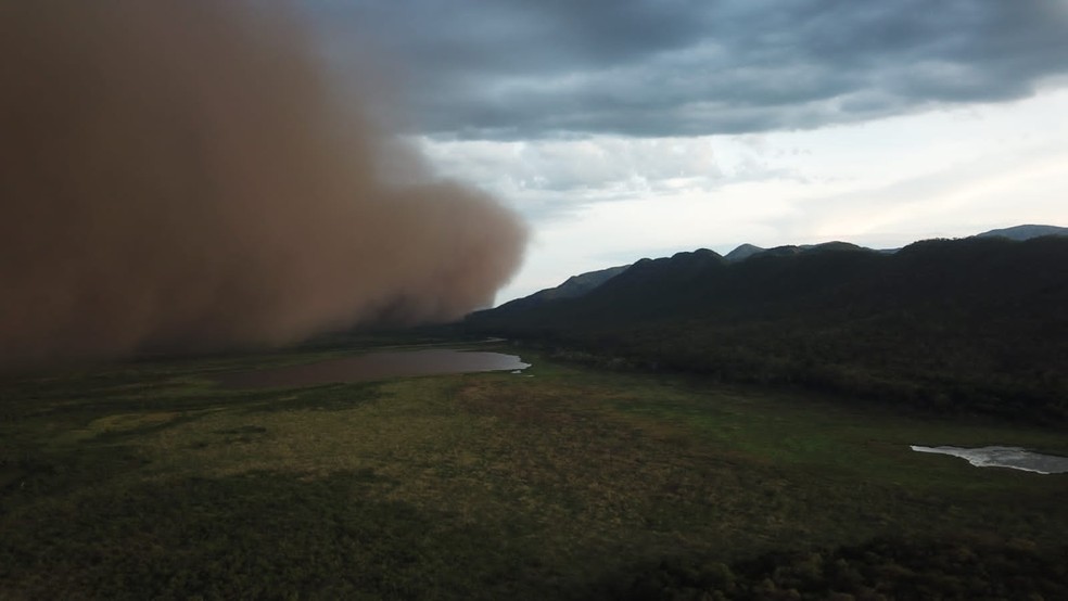 Nuvem de poeira encobre região da Serra do Amolar. — Foto: IHP/Reprodução