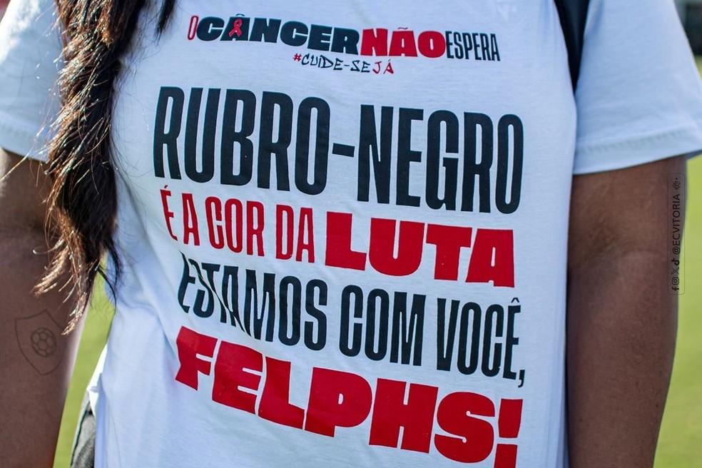 Homenagem do Vitória feita ao jovem durante o tratamento — Foto: Victor Ferreira / EC Vitória