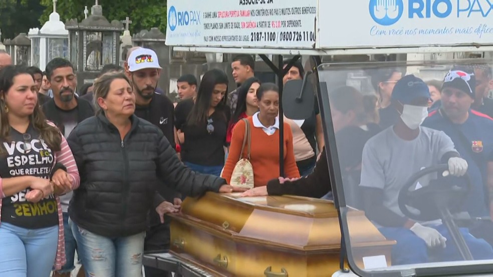 Famlia da jovem morta na Rocinha estava inconsolvel no sepultamento — Foto: Betinho Casas Novas