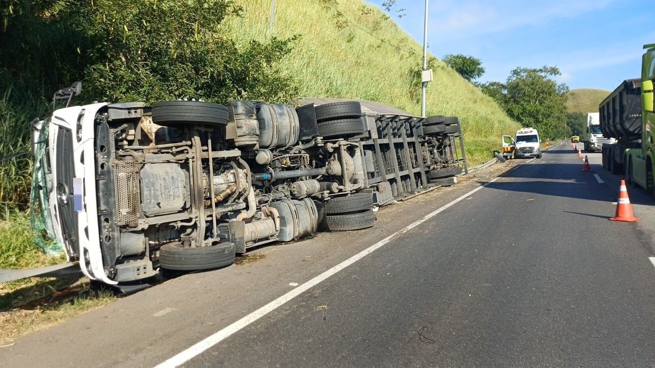 Carreta tomba no acostamento da Via Dutra, em Barra Mansa