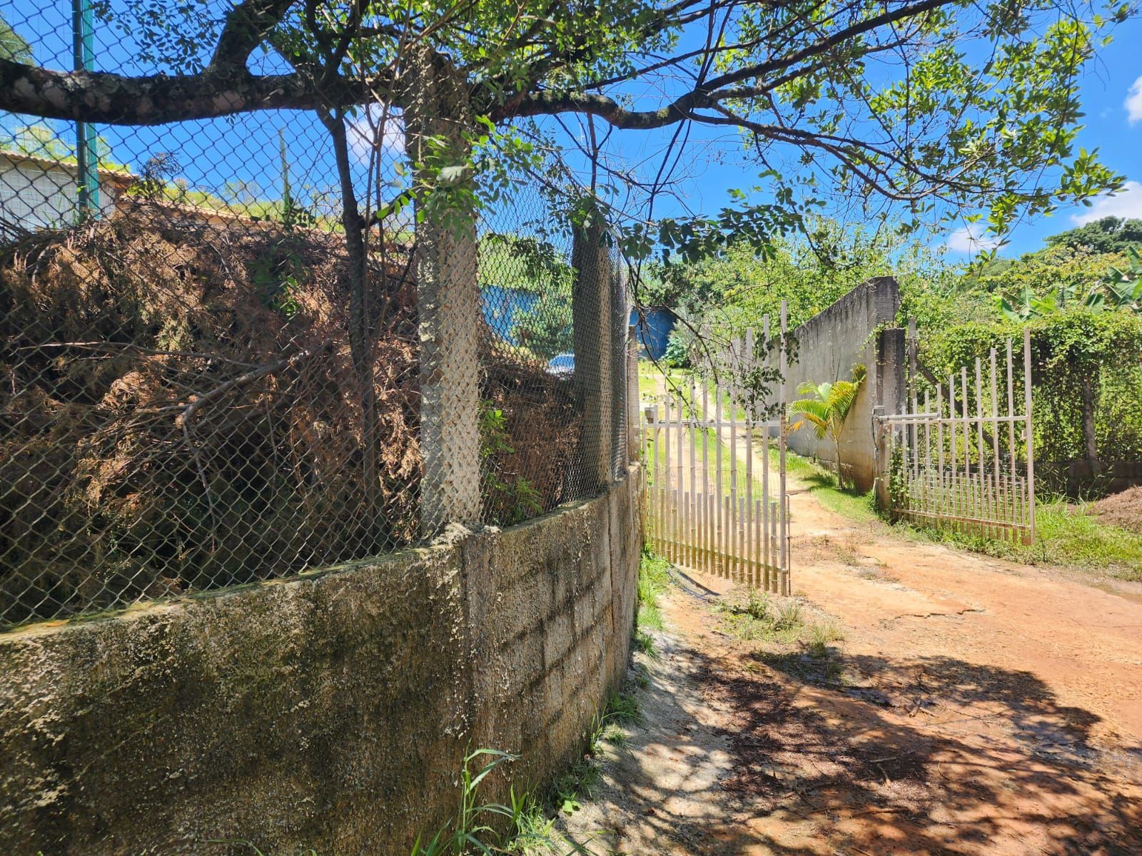 Defesa Civil interdita duas casas vizinhas ao imóvel onde três pessoas morreram soterradas em Taubaté, SP