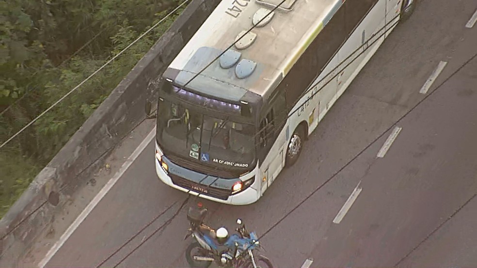 Duas pessoas morrem em tentativa de assalto a ônibus em ponto na saída da Linha Amarela — Foto: Reprodução/ TV Globo