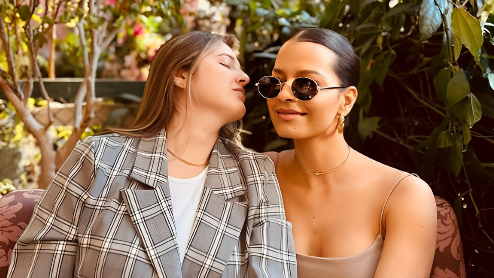 Poliana e a namorada foram vítimas de ataques da stalker, que mentiu sobre suposta traição — Foto: Reprodução/Redes Sociais