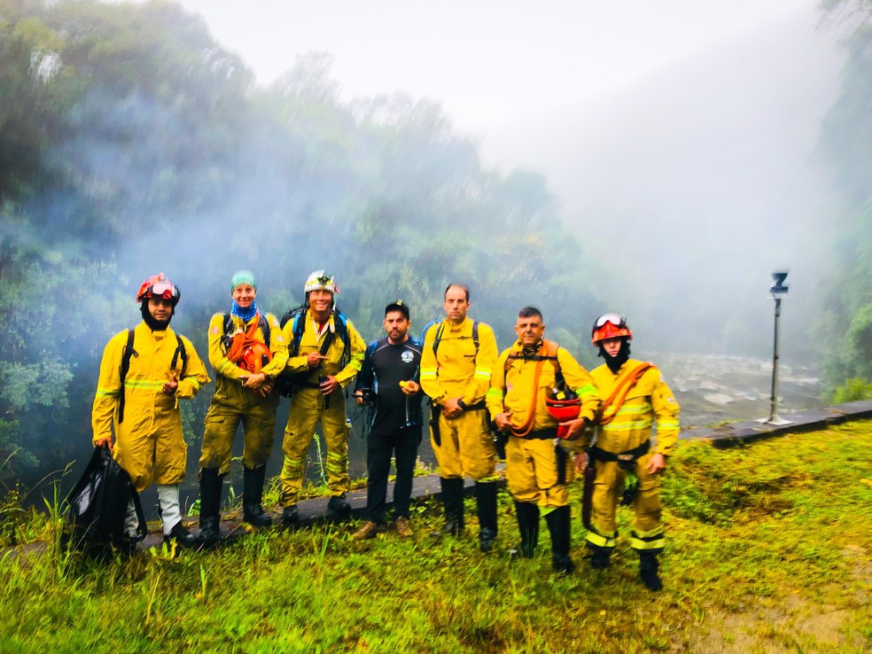 Equipe do Corpo de Bombeiros e o empresário Adalberto Schueller Junior após o resgate