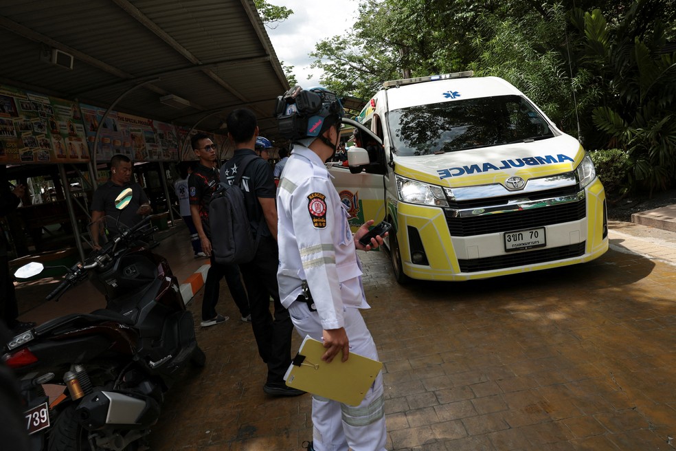 Ambulância chega ao local do ataque a tiros na Escola Debsirin Nonthaburi, no distrito de Bang Kruai, província de Nonthaburi, nos arredores de Bangkok, Tailândia — Foto: REUTERS