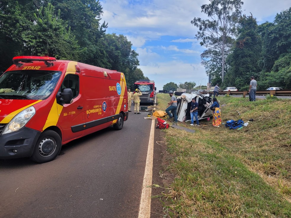 Adolescente é arremessada para fora de caminhonete durante capotamento na PR-317 em Maringá; cinco ficaram feridos — Foto: Honório Silva /RPC