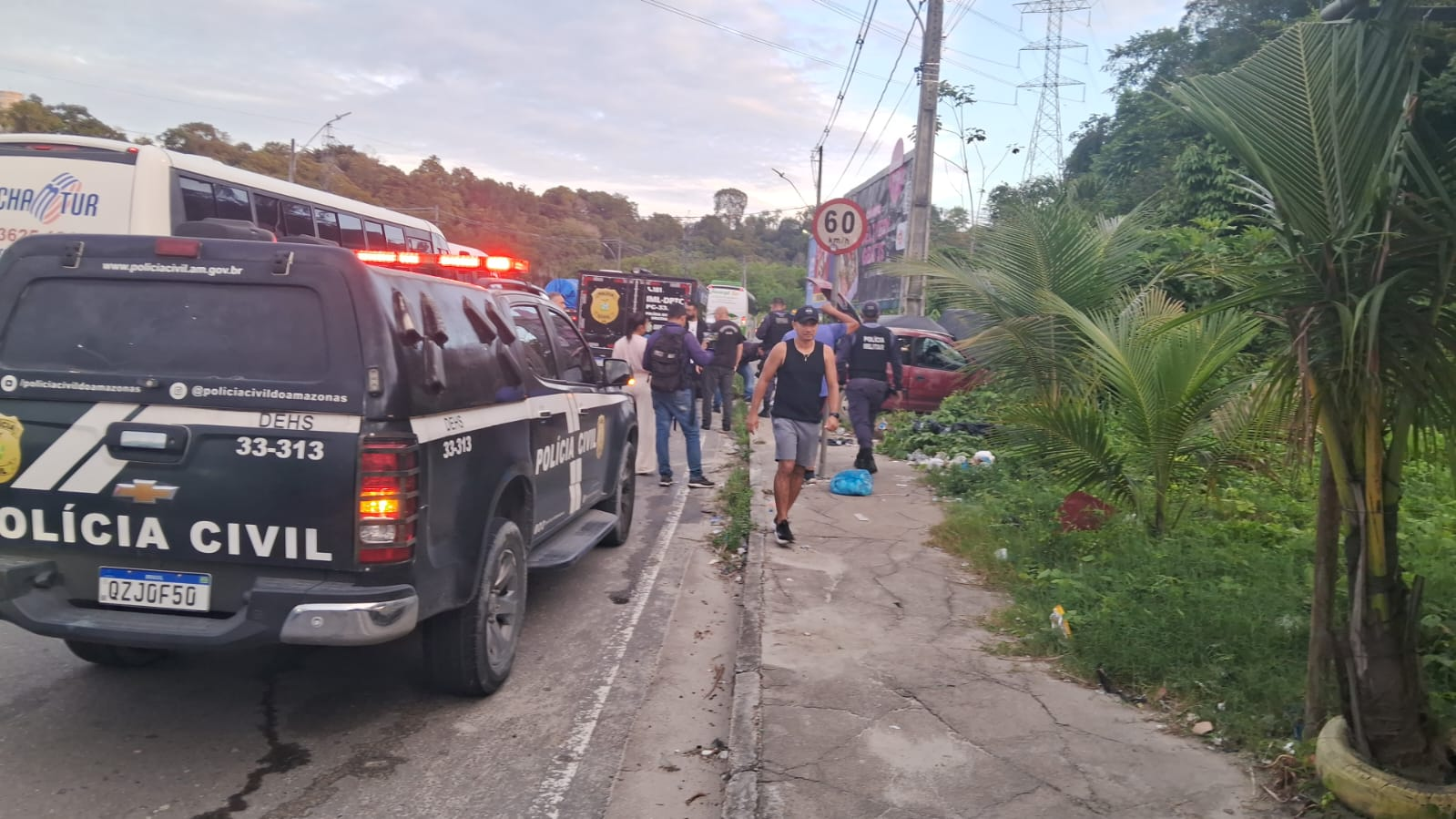 Motorista morre após colisão entre carro e poste na Avenida das Torres em Manaus