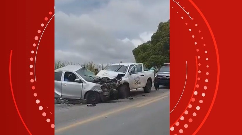 Acidente entre carros deixa dois mortos e dois feridos na BR-424