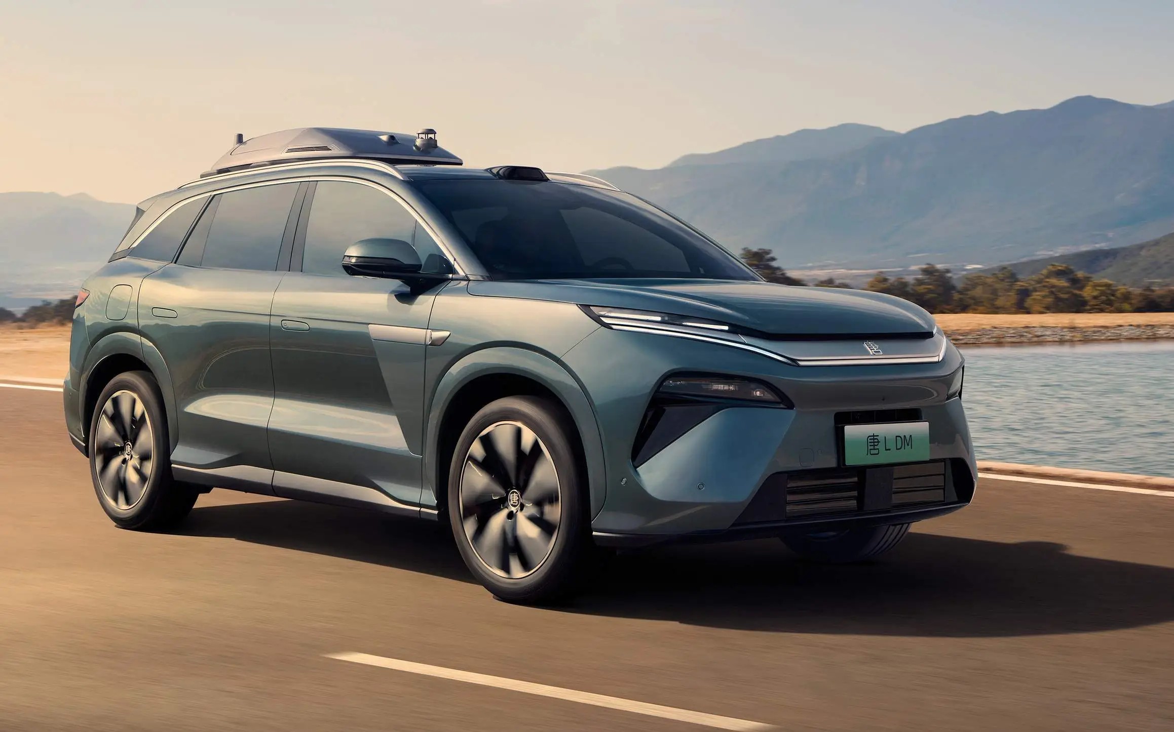 BYD Atto 8 chega como maior SUV e híbrido de maior autonomia da marca; veja detalhes