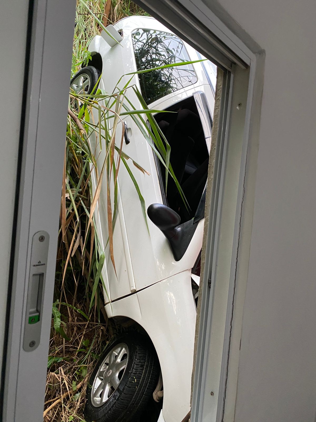 Carro perde o controle, cai de barranco e atinge estacionamento de base do Samu em Barra do Piraí