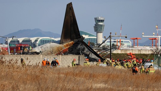 Piloto desligou o motor errado antes de avião bater e matar 179 em desastre aéreo na Coreia do Sul, diz agência - Voo Jeju Air 2216 sofreu uma colisão com pássaros pouco antes de pousar no aeroporto de Muan, no sul do país. Relatório apresentado aos familiares das vítimas diz que o motor menos danificado, o do lado esquerdo, foi desligado ao invés do direito. Apenas dois dos 181 ocupantes do Boeing 737 sobreviveram.