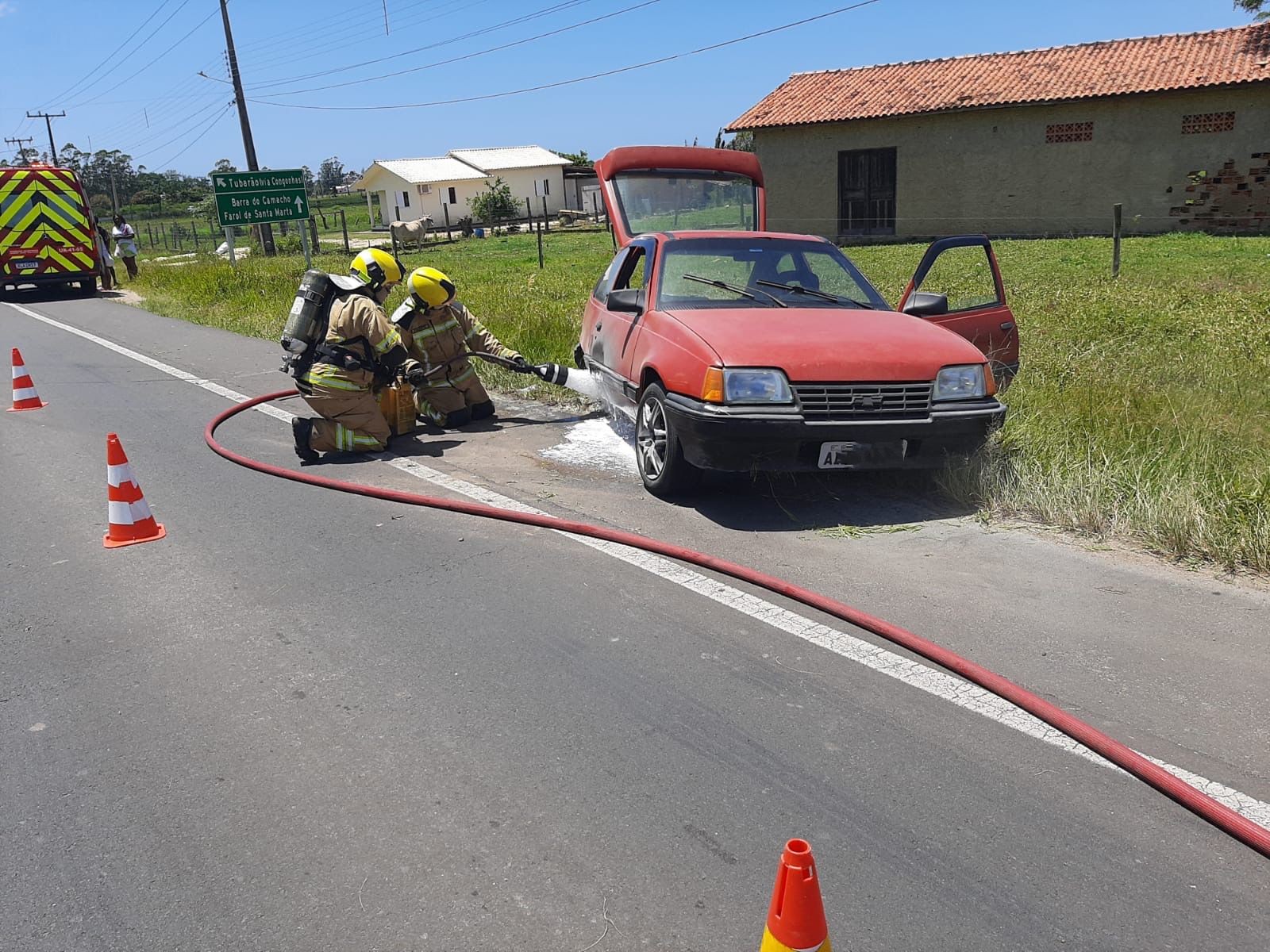 Carro com 7 pessoas gira na pista após pneu soltar e pega fogo em SC