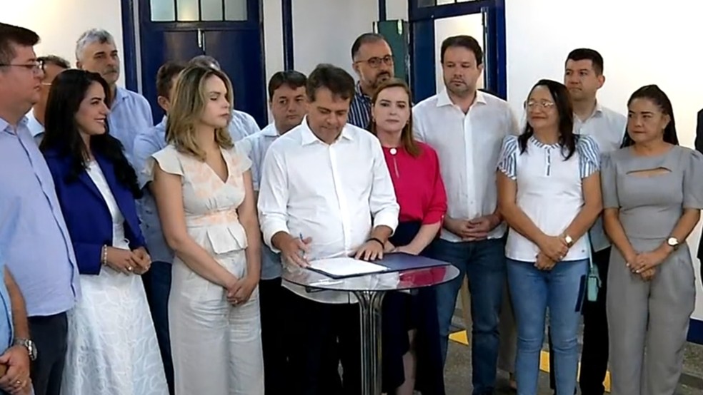 Evandro Leitão assina mensagem que pede à Câmara fim da taxa do lixo — Foto: TV Verdes Mares/Reprodução