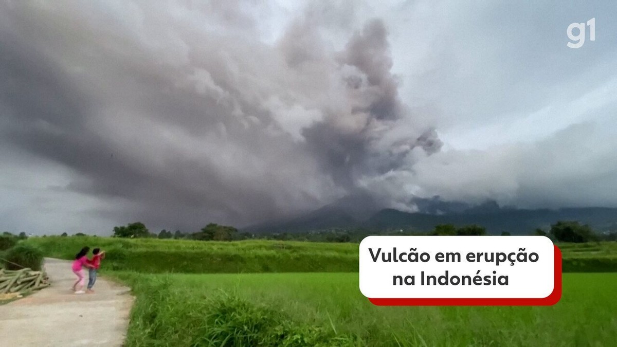VÍDEO: Vulcão entra em erupção na Indonésia e lança cinzas a 3 km de altura; montanhistas são resgatados