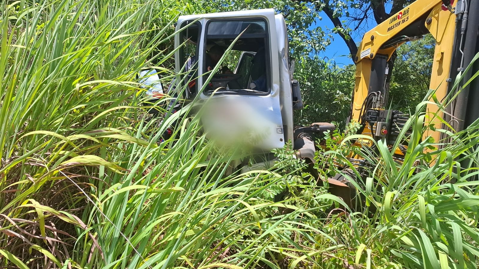 Motorista fica ferido após caminhão bater em talude na MG-400