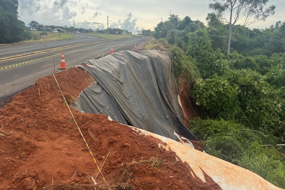 Deslizamento comprometeu a segurança da pista, que foi interditada — Foto: Wagner Bueno/Portal Bueno