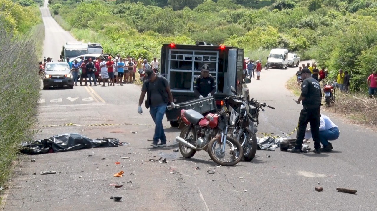 Dois homens morrem em colisão entre motos em rodovia no Piauí; filho adolescente de uma das vítimas ficou ferido
