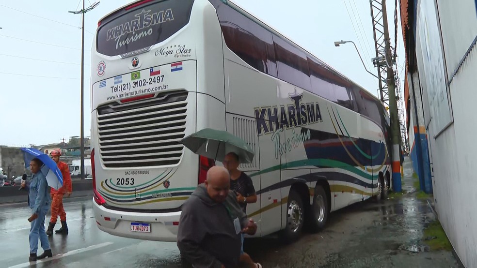 O ônibus cujo motorista infartou ficou desgovernado e acabou arrastando 15 carros, outros 4 ônibus, 1 carreta e 1 caminhão pequeno. — Foto: Alexandre Barreto / TV Globo