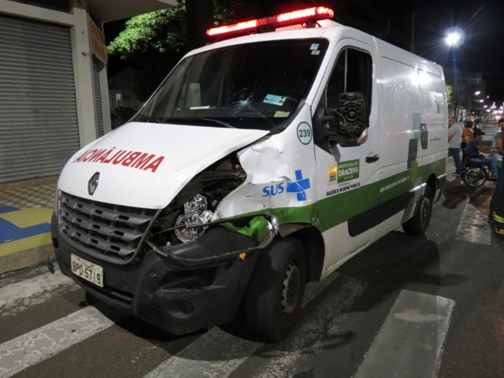 Motociclista morre ao bater em ambulância que transportava paciente, em Dracena (SP) — Foto: Jorge Zanoni