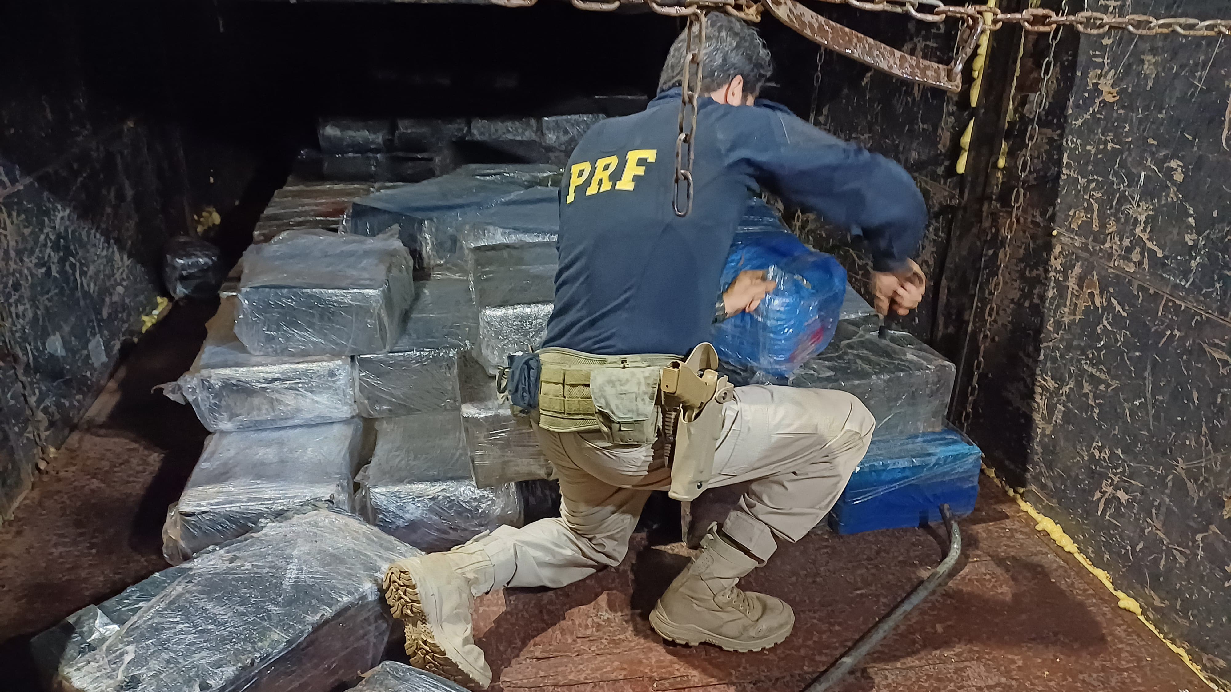 Motorista tenta fugir da PRF em posto de combustíveis e é preso com 3,5 toneladas de maconha na BR-050