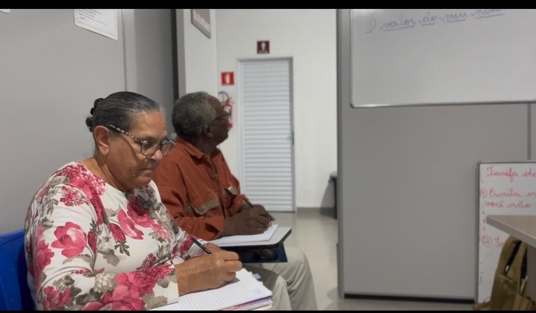 Mais de 16 mil adultos não são alfabetizados em Uberlândia; projetos sociais ajudam a mudar essa realidade