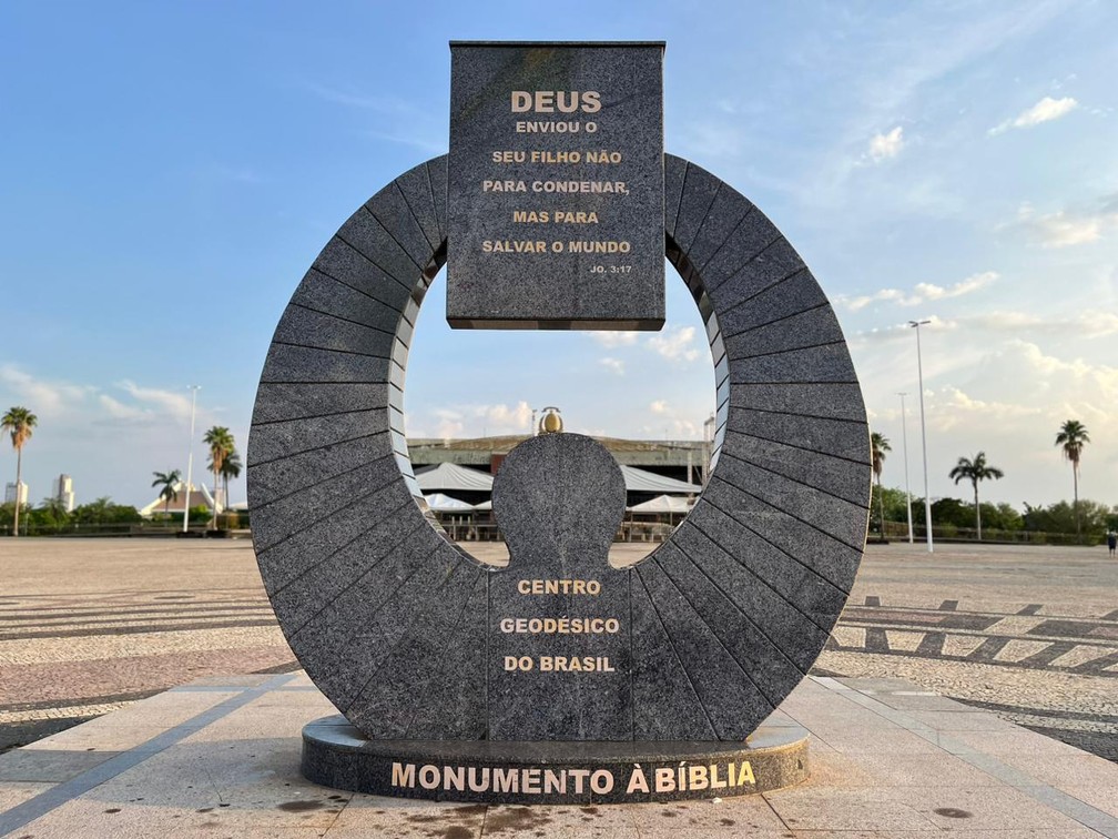 Monumento à bíblia faz representação ao centro geodésico do Brasil, que fica dentro do Palácio Araguaia — Foto: Divulgação/Vilma Nascimento