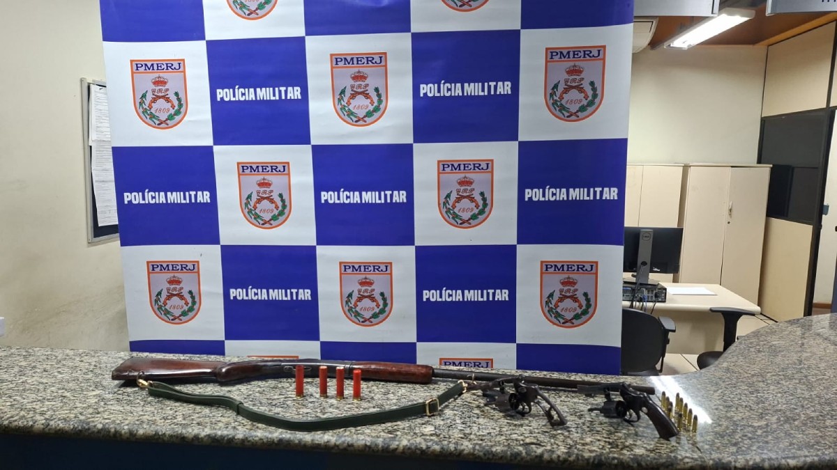 Homem é preso com dois revólveres e uma espingarda em Miguel Pereira