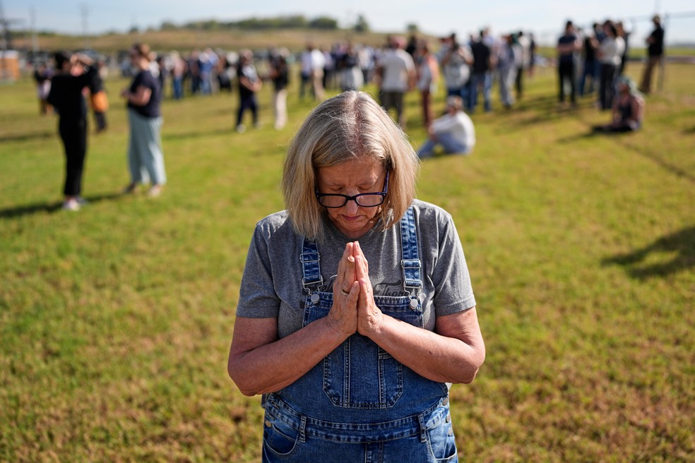 Pessoas contra a pena de morte rezaram em frente à Instituição de Segurança Máxima de Riverbend antes da execução planejada de Christa Pike. — Foto: George Walker IV / AP